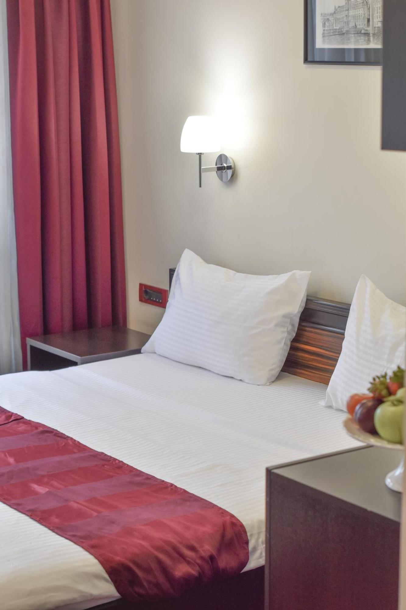 Hotel Hamburg Скопье Экстерьер фото