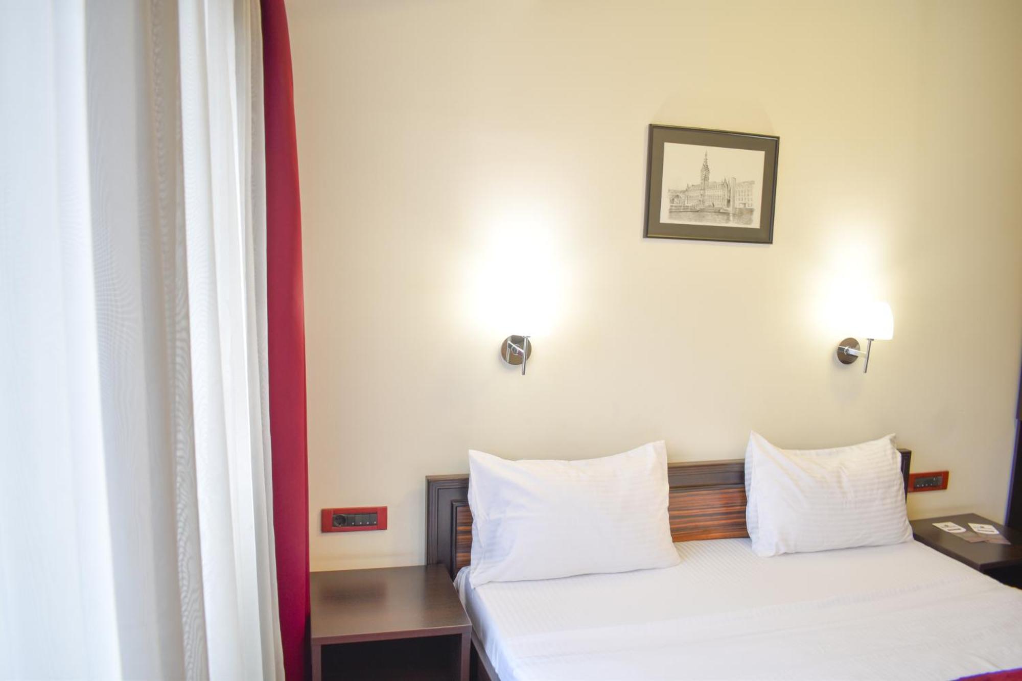 Hotel Hamburg Скопье Экстерьер фото